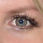 Elegance brown v detailu na původní barvě očí modré
