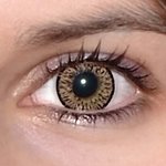 Elegance brown v detailu na původní barvě očí hnědo-zelené