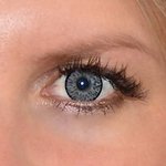 Elegance grey v detailu na původní barvě očí modré