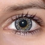 Elegance grey v detailu na původní barvě očí hnědo-zelené