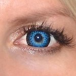 Eyelush aqua v detailu na původní barvě očí modré