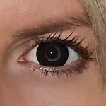 Eyelush choco v detailu na původní barvě očí modré